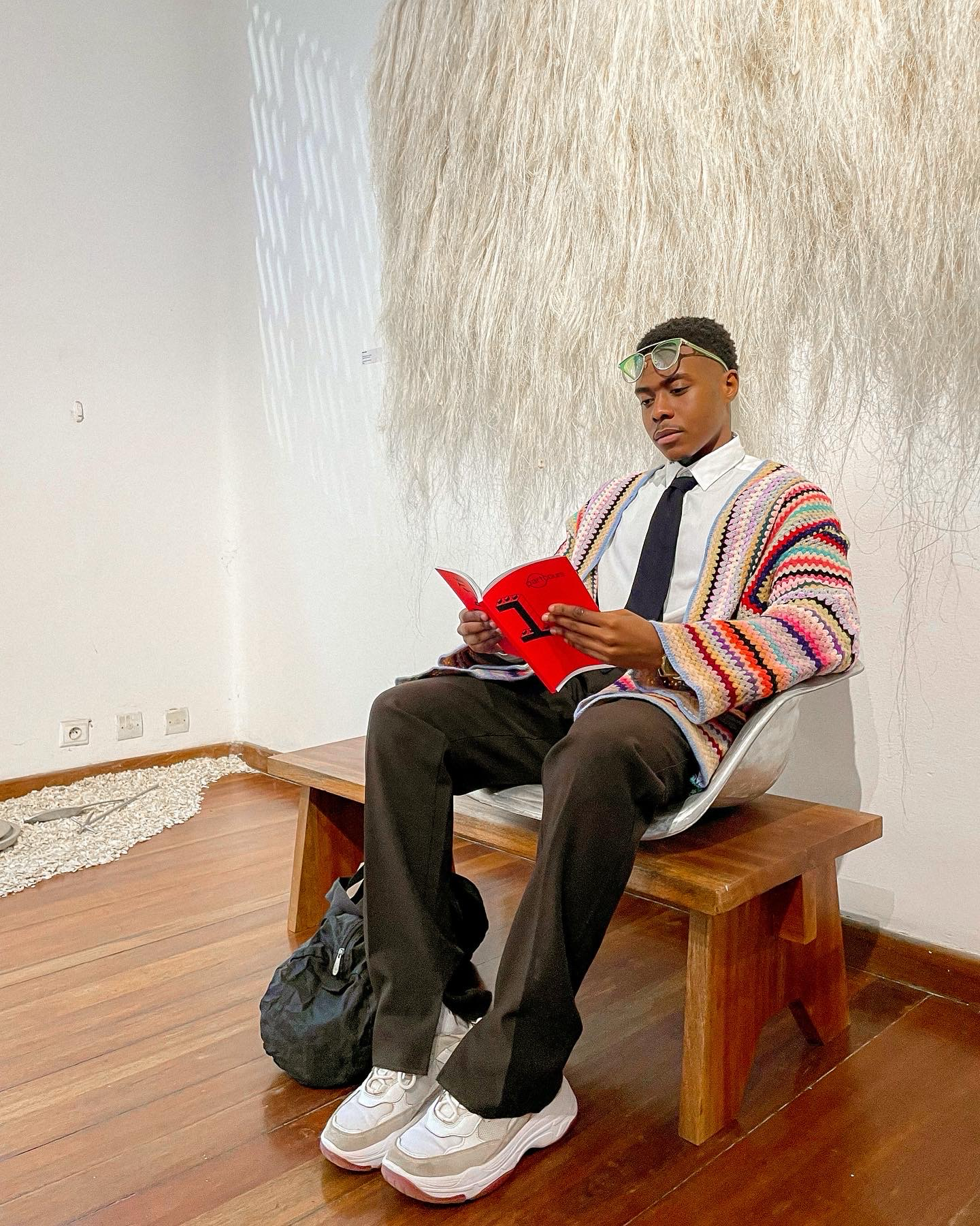 mannequin lisant un livre